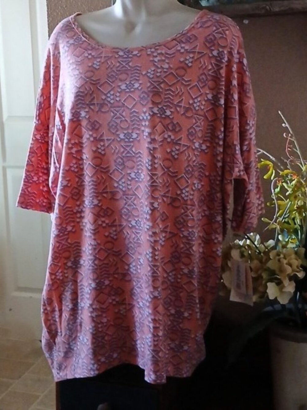 Women's LuLaRoe Short Sleeve Longer Length T-Shirt Size Large NWT
